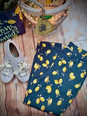 Women's Cropped Lemon-Print Ankle Pants - Navy and Yellow